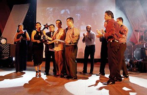 Brnadine Jayasinghe receiving her Achievers idol award in 2011
